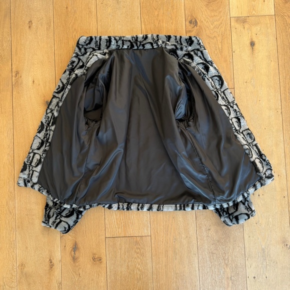 VanDior Faux Fur Jacket - Picture 6 of 12